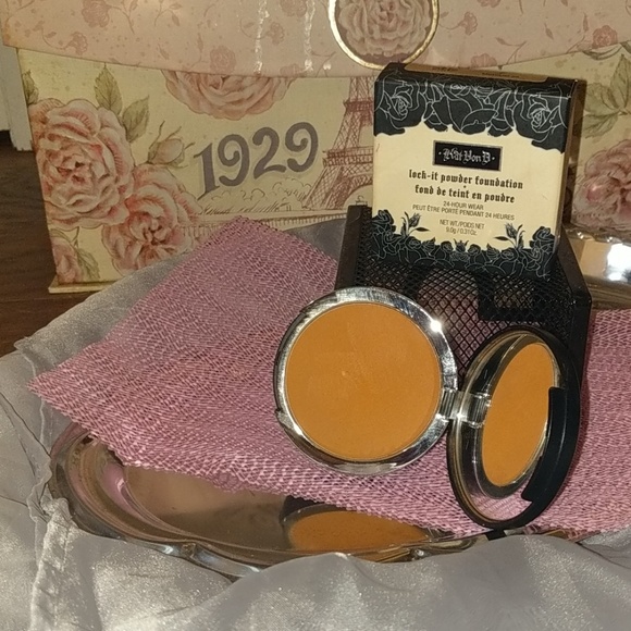 SOLD** Kat Von D Lock-it Powder Foundation - Picture 4 of 4